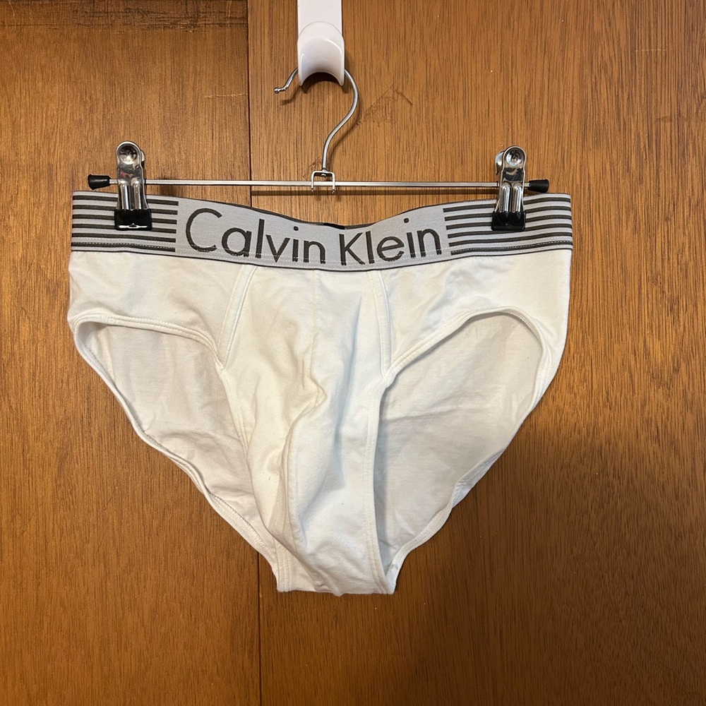 Calvin Klein Men's Iron Strength Hip Briefs